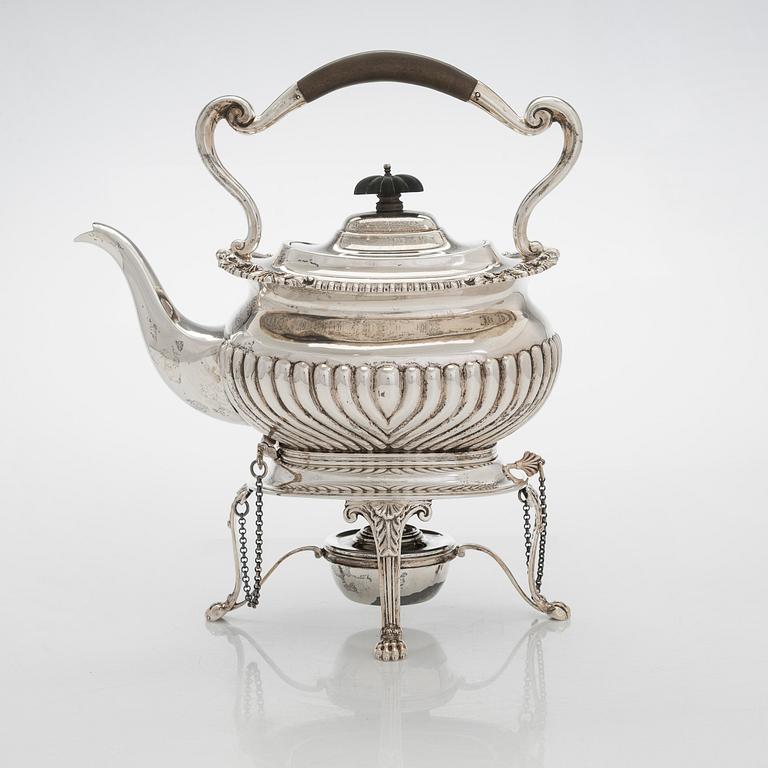 Teekannu lämmittimellä, sterlinghopeaa, Edward Barnard & Sons Ltd, Lontoo 1913.