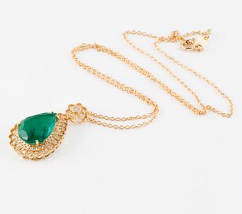 HÄNGE, 18K guld med briljantslipade diamanter ca 0.45 cct samt droppslipad smaragd ca 4.45 ct. Vikt 5,0 gram.