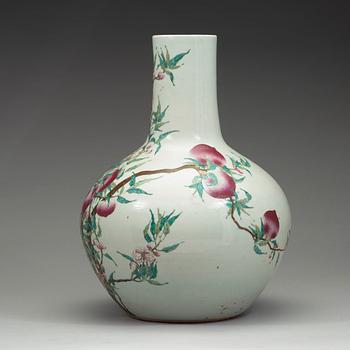 GOLVVAS, porslin. Qingdynastin, omkring 1900 med märke.