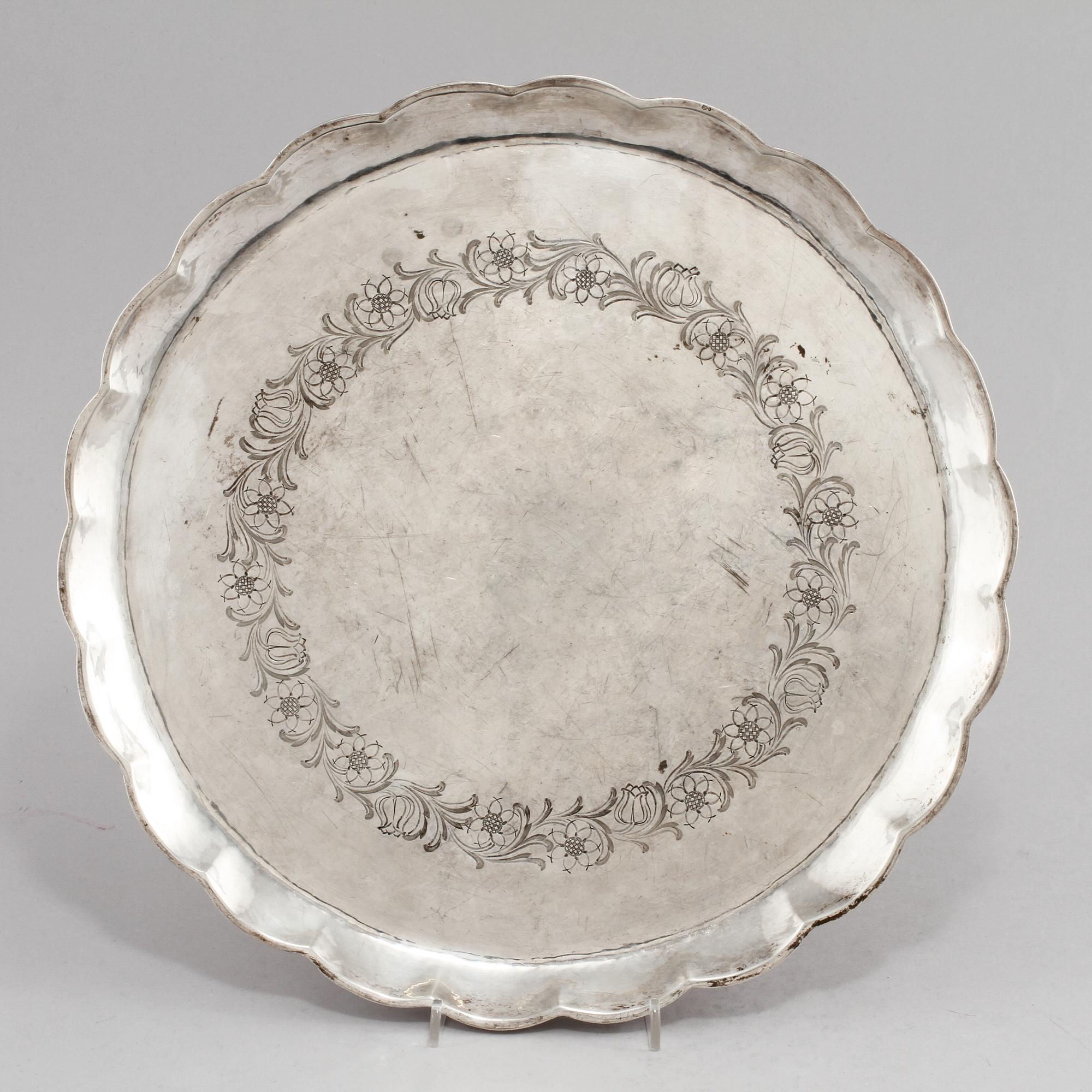 BRICKA, silver, utländska stämplar, 1900-tal. Vikt 795 g.