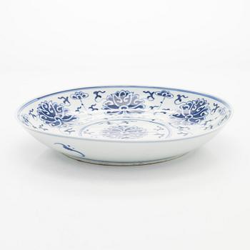 A blue and white lotus porcelain dish, Qing dynasty, 19th century.