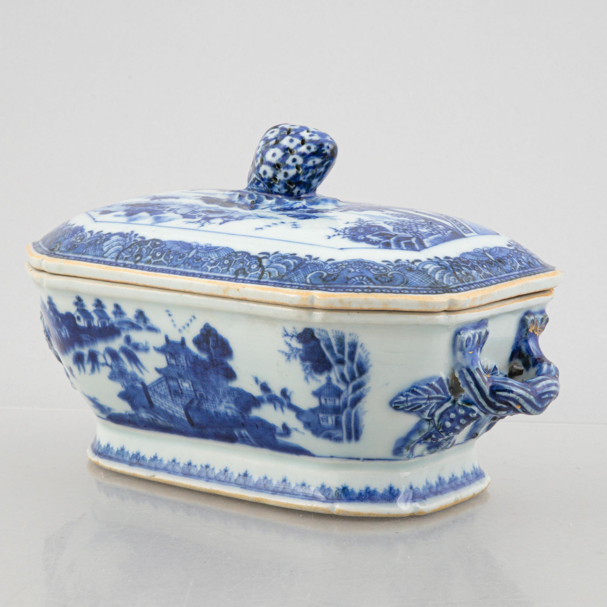 A blue and white butter tureen with cover, Qing dynasty, Qianlong (1736-95).