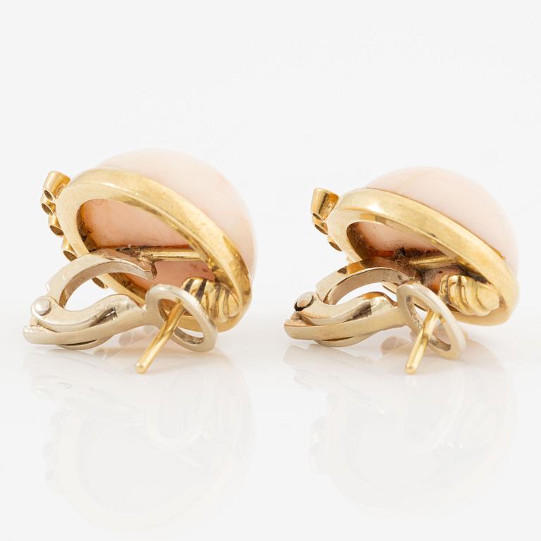 Earrings, 18K gold with pink coral and brilliant-cut diamonds.