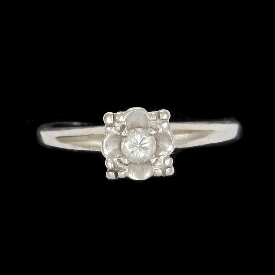 RING, 14k vitguld med briljantslipad diamant ca 0,10 ct. Vikt 2,4 g.