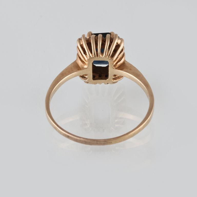 RING, 8K guld, samt blå safir och diamanter. Vikt 2,7 gram.