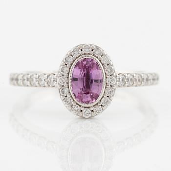 Ring in 14K gold with a pink faceted sapphire and round brilliant-cut diamonds.