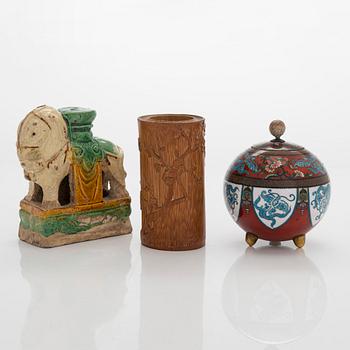 Rökelse figurin och penselställ, stengods respektive bambu, Qing dynastin, Kina samt cloisonnekärl, Japan.