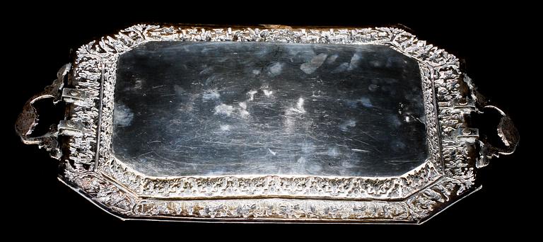 BRICKA, silver, orientalisk, 1900-talets första hälft. Tot. v. ca 2445 g.