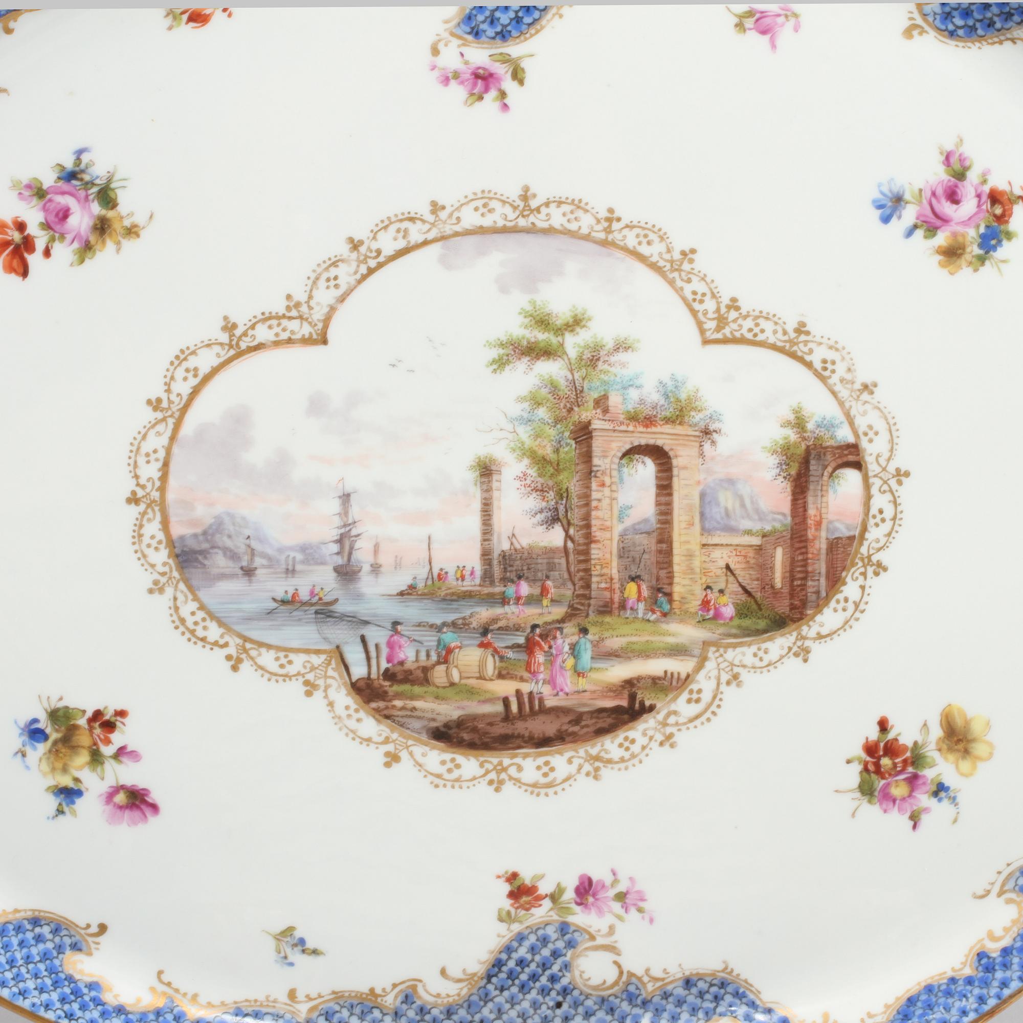 BRICKA samt koppar, 2 st, porslin, delvis märkta med Meissen-märke, 1900-tal.