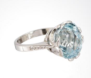 RING, fasetterad akvamarin med briljantslipade diamanter, tot. 0.40 ct.