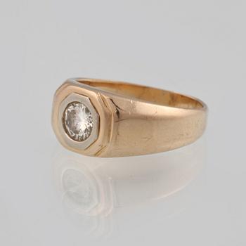 RING, 14K guld med briljantslipad diamant ca 0.80 ct. Vikt 9,4 gram.