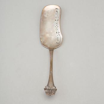 A DANISH SILVER ART NOUVEAU CAKE SERVER, 1920.