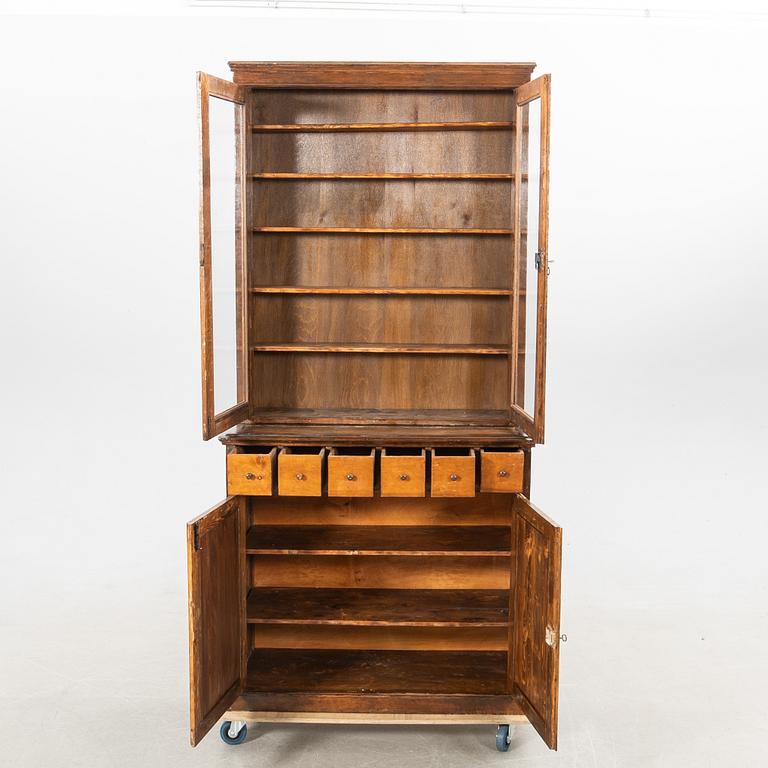 Bokskåp/Vitrinskåp omkring 1900.