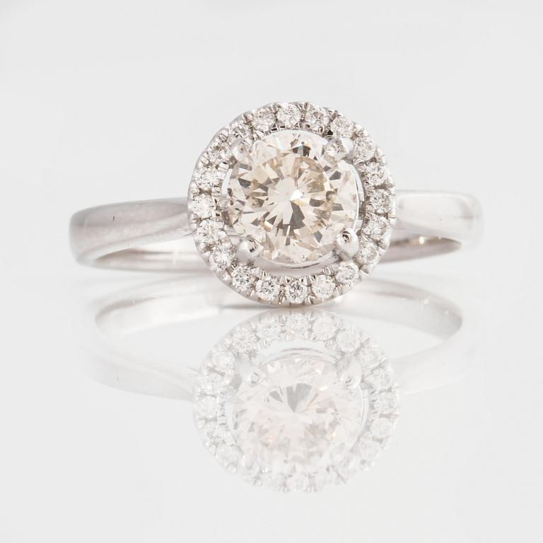 A circa 1.10 cts brilliant-cut diamond ring.