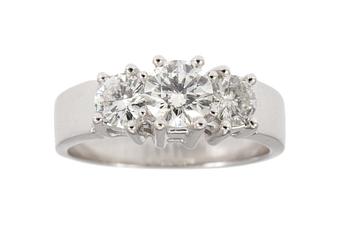 668. RING, tre briljantslipade diamanter, vardera ca 0.75-0.80 ct resp ca 0.35/0.35 ct.