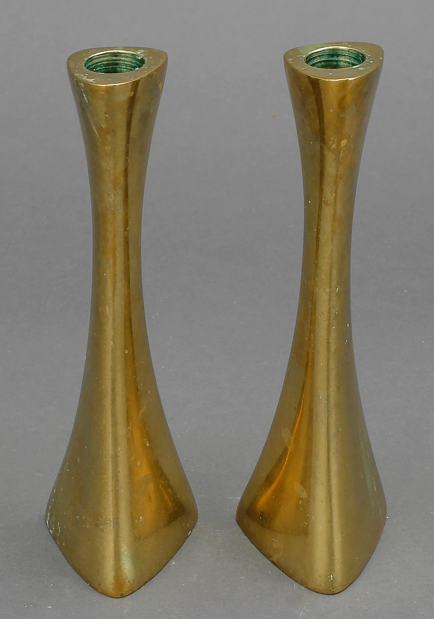 LJUSSTAKAR/VASER, ett par, mässing, Eskilstuna, signerade KEY, designade av K-E Ytterberg för BCA Eskilstuna, 1960-tal.