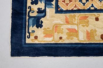Matta, antik. Kina, Ningxia. Mått 486 x 384 cm.