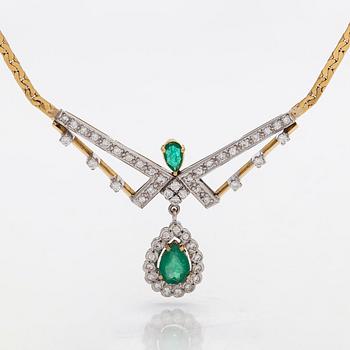 Halsband, collier, 18K guld med smaragder och diamanter.