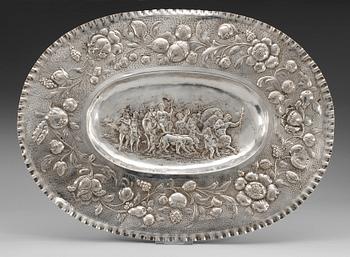 467. PRESENTERFAT, silver. Fantasistämplar, 1800-tal. Barock-stil.
