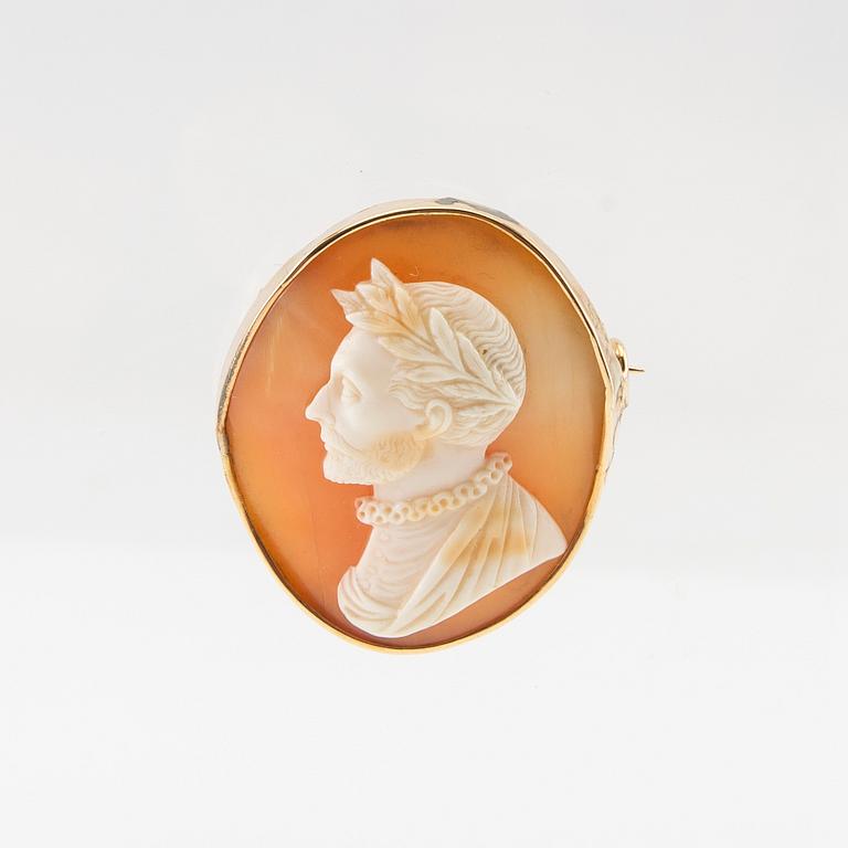 Johan Fredrik Axel Bergström, brooch 18K gold with carved shell cameo, Stockholm circa 1900.