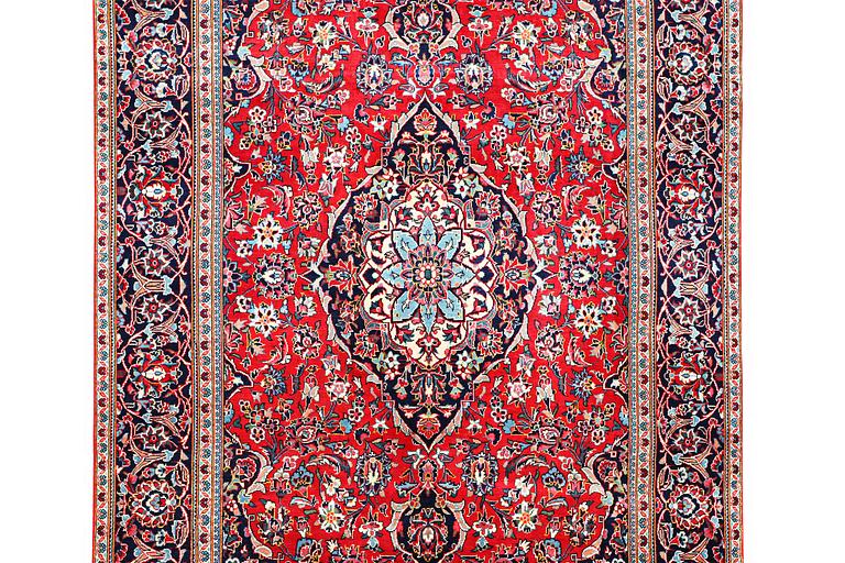 A Kashan carpet, c. 332 x 190 cm.