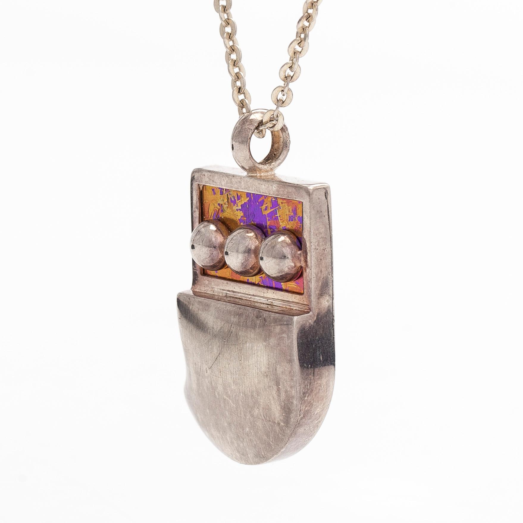 Nanny Still, halsband, sterlingsilver och titan. Kultakeskus, Tavastehus 1976.
