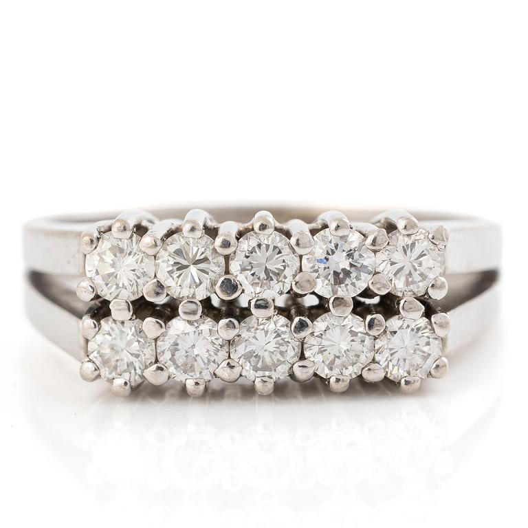Ring 18K vitguld med runda briljantslipade diamanter.