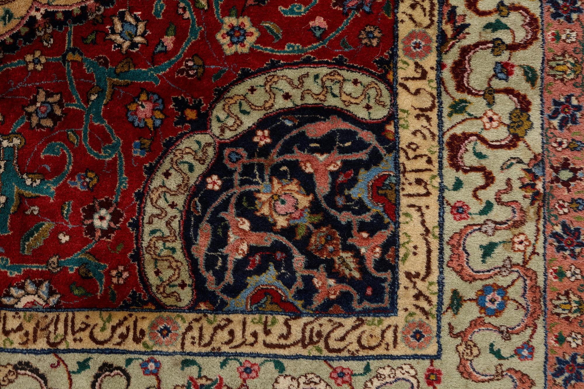 Matta, semiantik Täbris, signerad ca 335,5 x 256,5 - 261,5 cm.