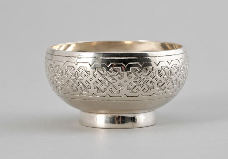 SKÅL, silver, St Petersburg, 1884. Kontrollstämplad av Ivan Vonif Yestigneev. Vikt ca 80 gram.