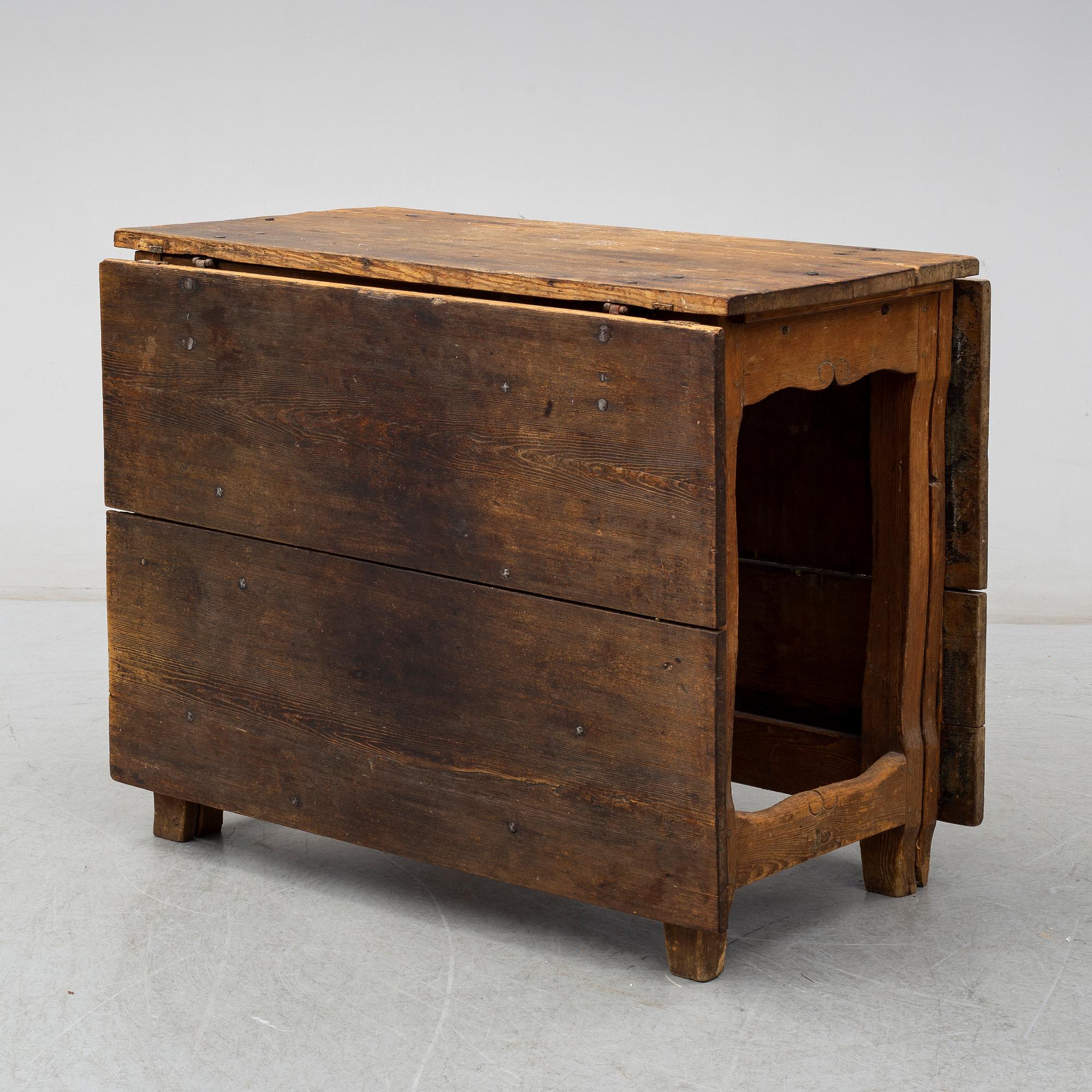 An 18th century gateleg table.