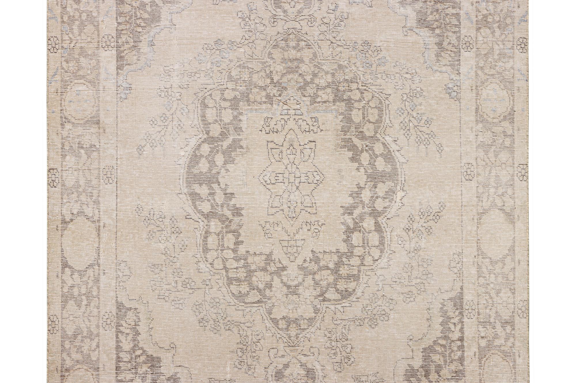 An Ushak capet, c. 279 x 188 cm.