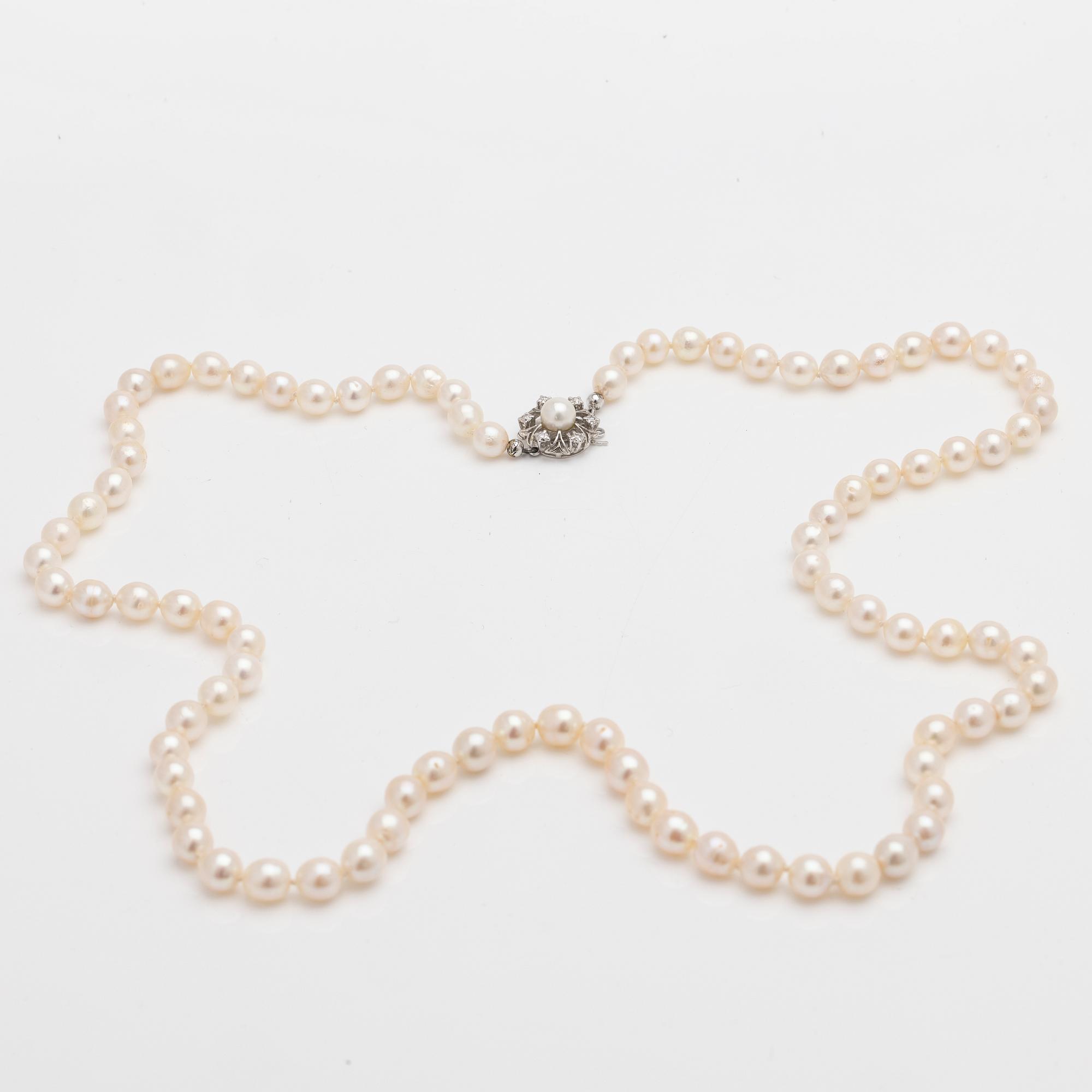 Necklace of cultured pearls, clasp of 18K white gold with diamonds.