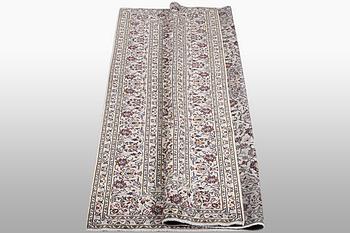 A carpet, Kashan, ca 312 x 200 cm.