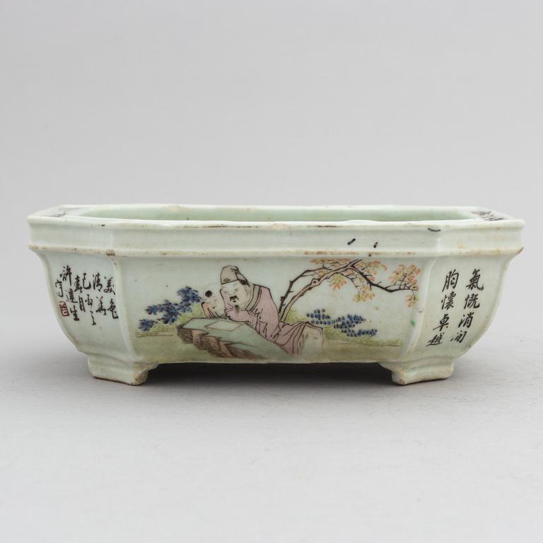 A Chinese porcelain flower pot, first half of the 20th Century.