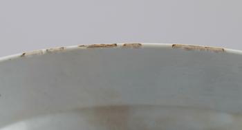 TALLRIKAR OCH SERVERINGSFAT, 5 delar, porslin, Kina, 1700-tal.