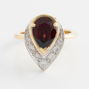 Ring with pear-shaped garnet and brilliant-cut diamonds.