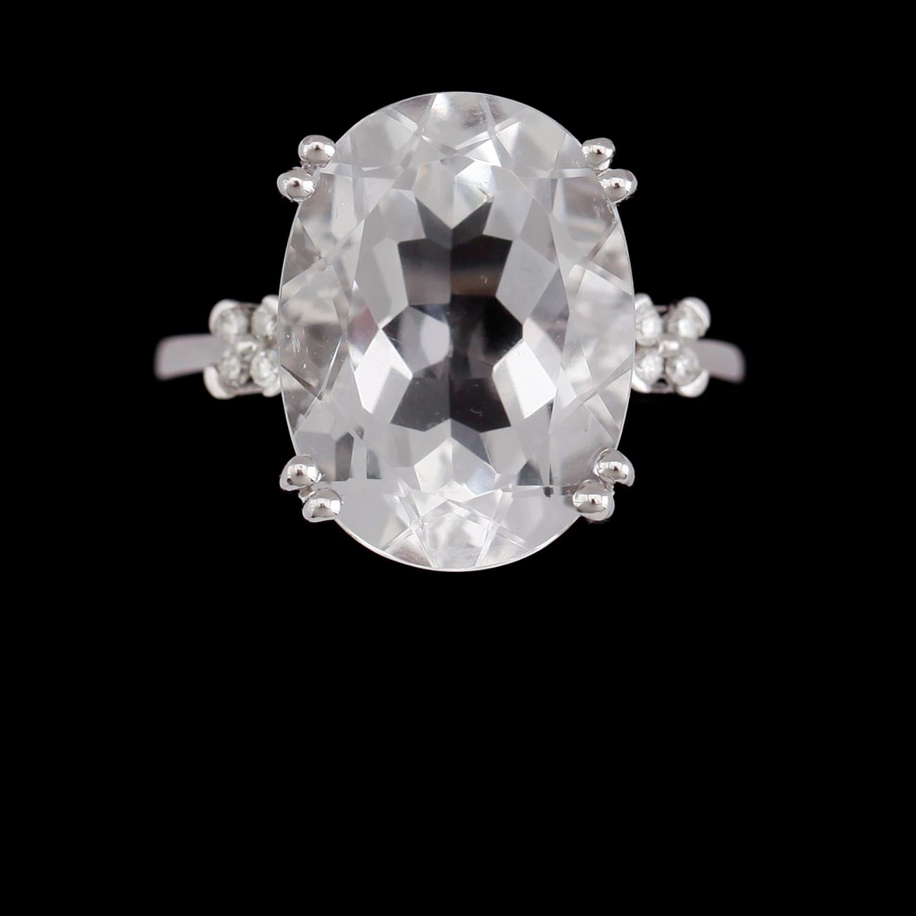 RING, 14 k vitguld, oval fasettslipad kvarts, briljantslipade diamanter tot 0.05 ct.