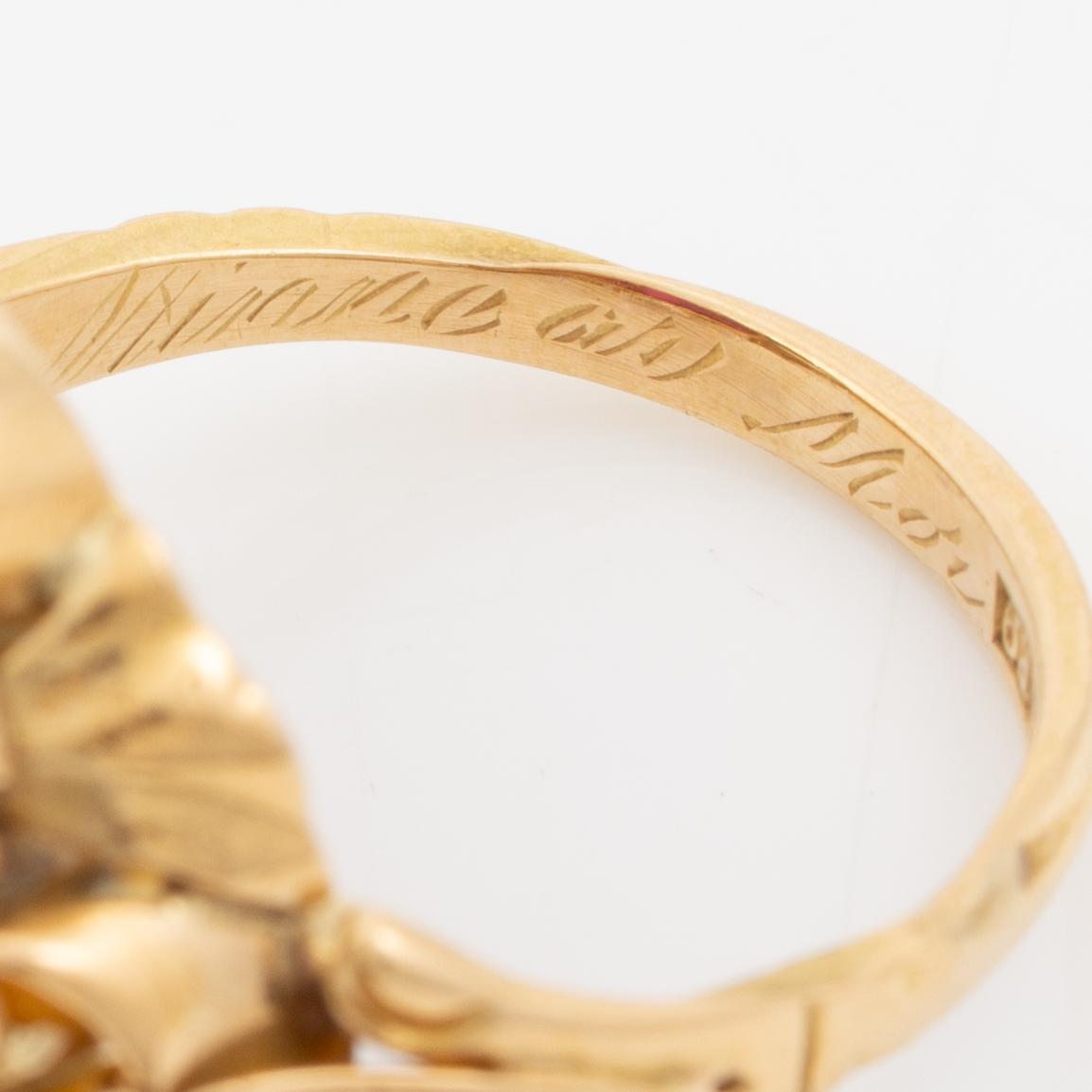 Ring 18K gold with synthetic red stone.
