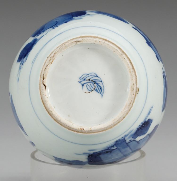 A blue and white tea caddy with silver mount, Qing dynasty, Kangxi (1662-1722).