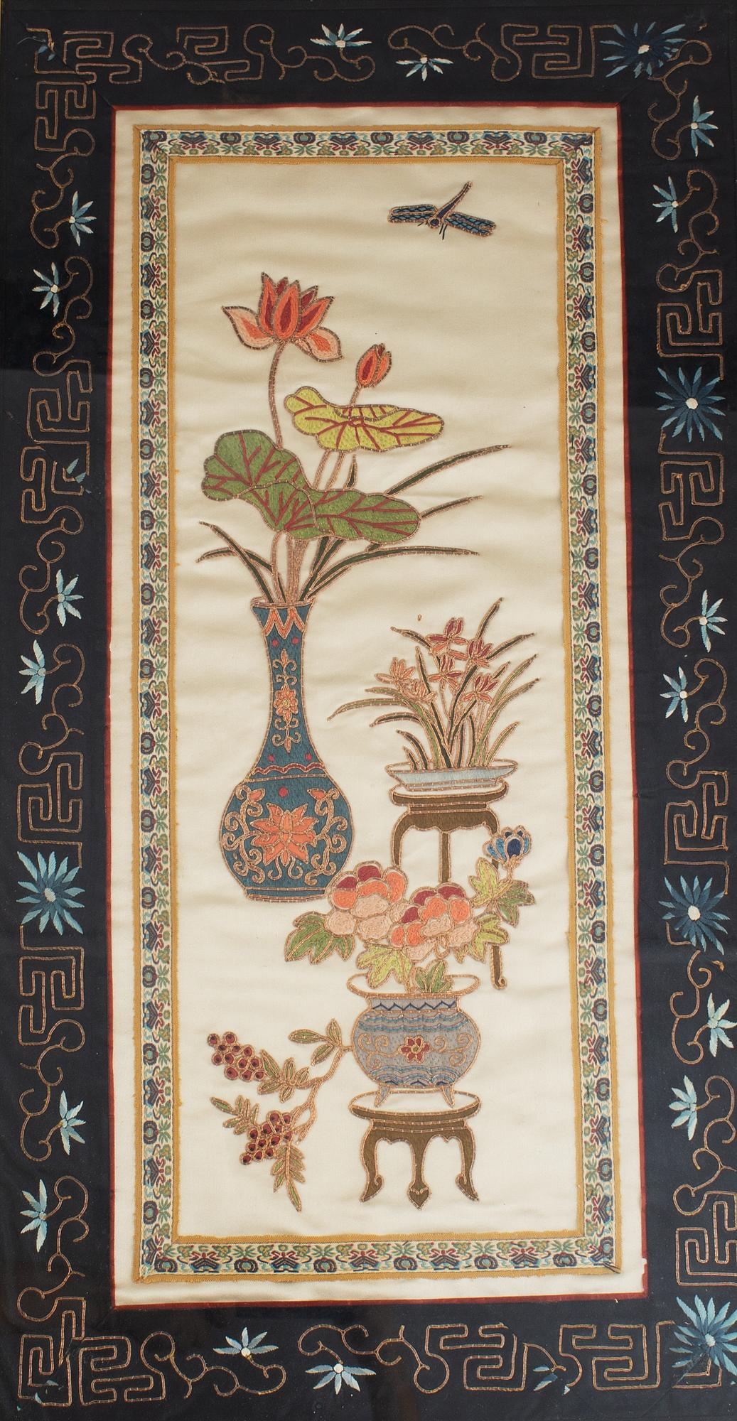 Sidenbroderi, tre stycken, ramade. Kina, Sen Qingdynasti.