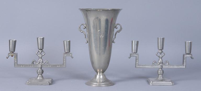KANDELABRAR, ett par, samt VAS, tenn, art deco, 1930-tal.