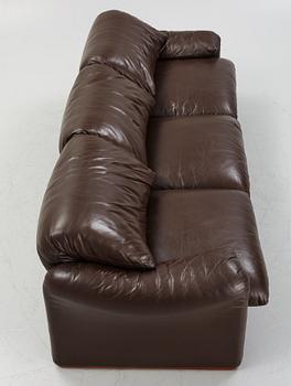 A Vico Magistretti leather sofa, "Maralunga" Cassina, Italy 20th century latter part.