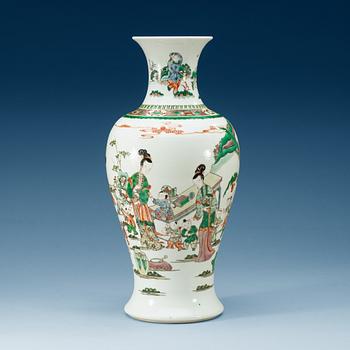 1458. A famille verte vase, Qing dynasty, 19th Century.