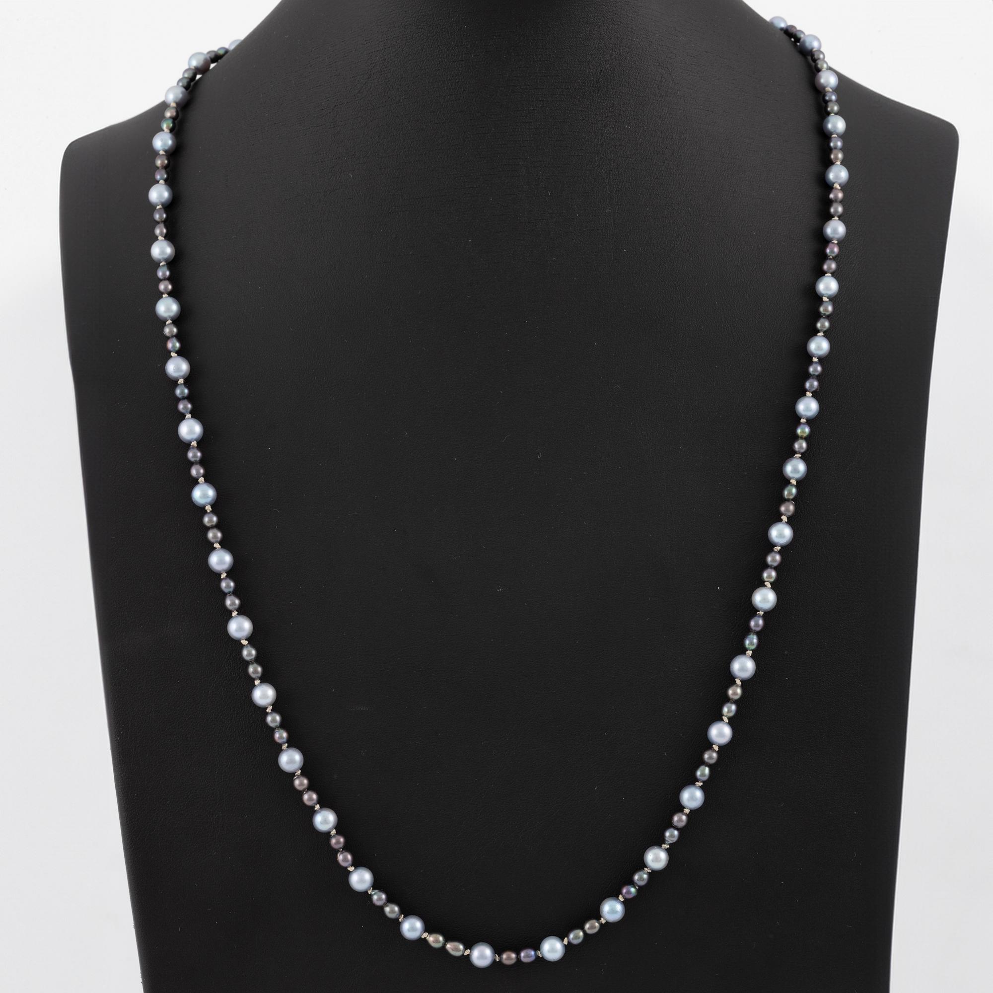 Pearl necklace, clasp in silver.