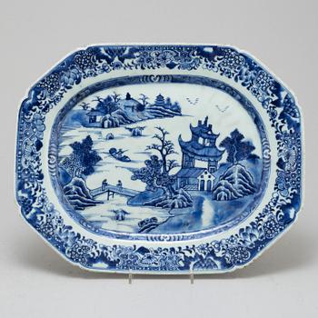 A blue and white export serving dish, Qing dynasty, Qianlong (1736-95).