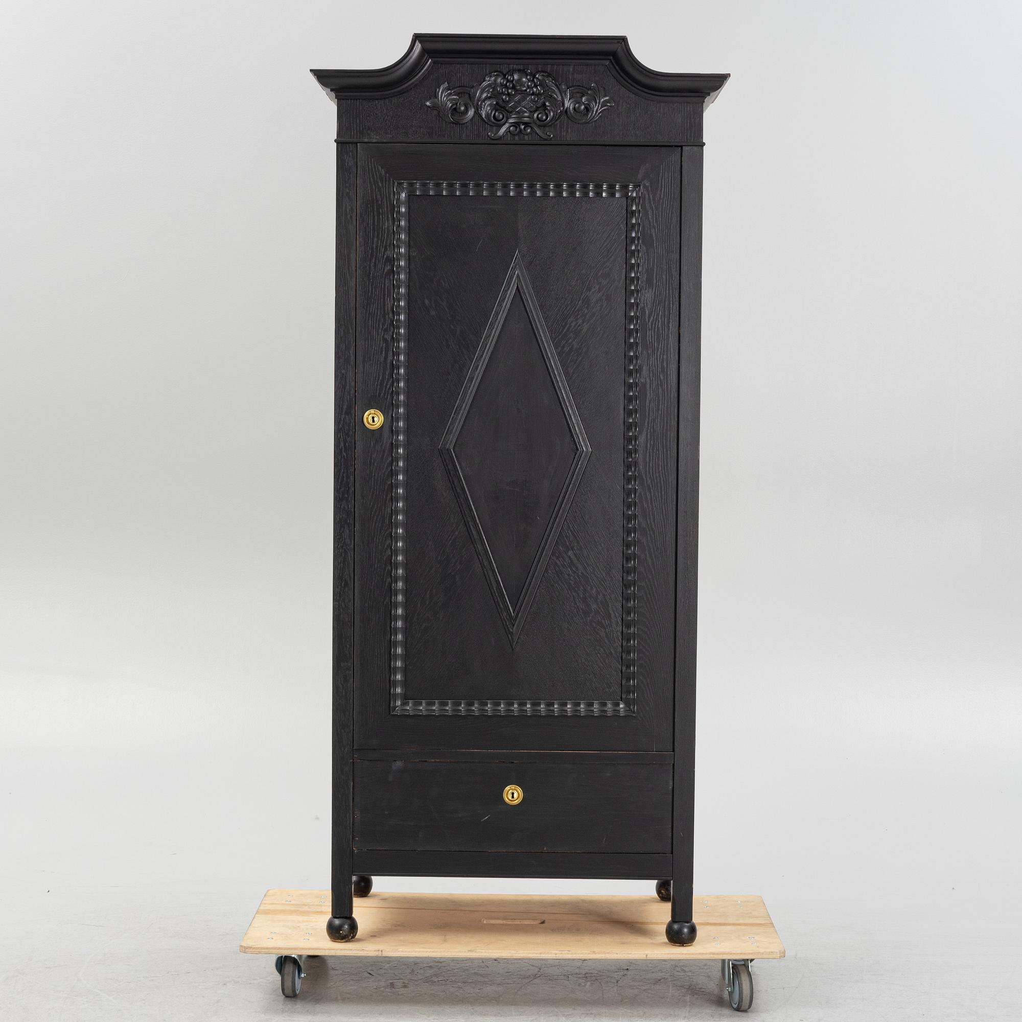 Klädskåp, David Lindgrens Möbelfabrik, Luleå, 1910/20-tal.