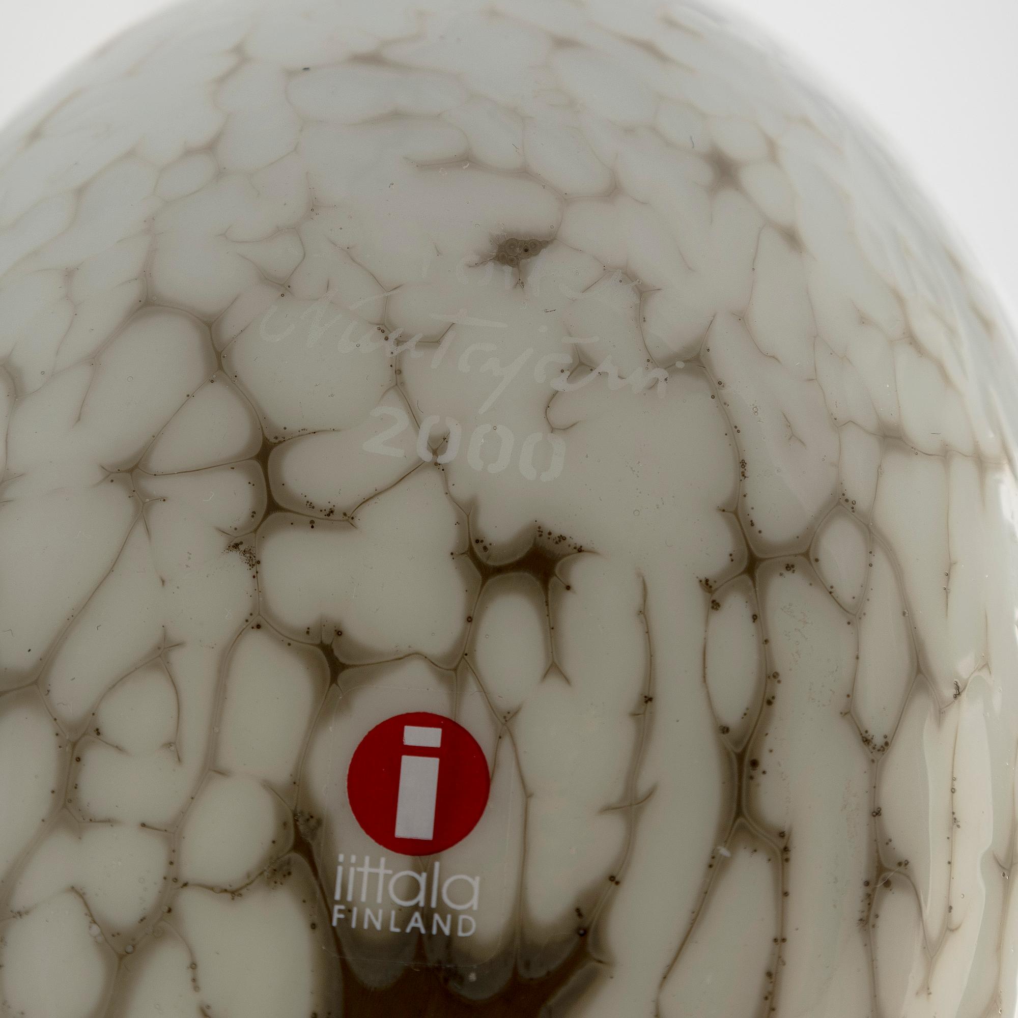 Oiva Toikka, an annual glass bird 'Arctic tern', signed O. Toikka Nuutajärvi 2000.