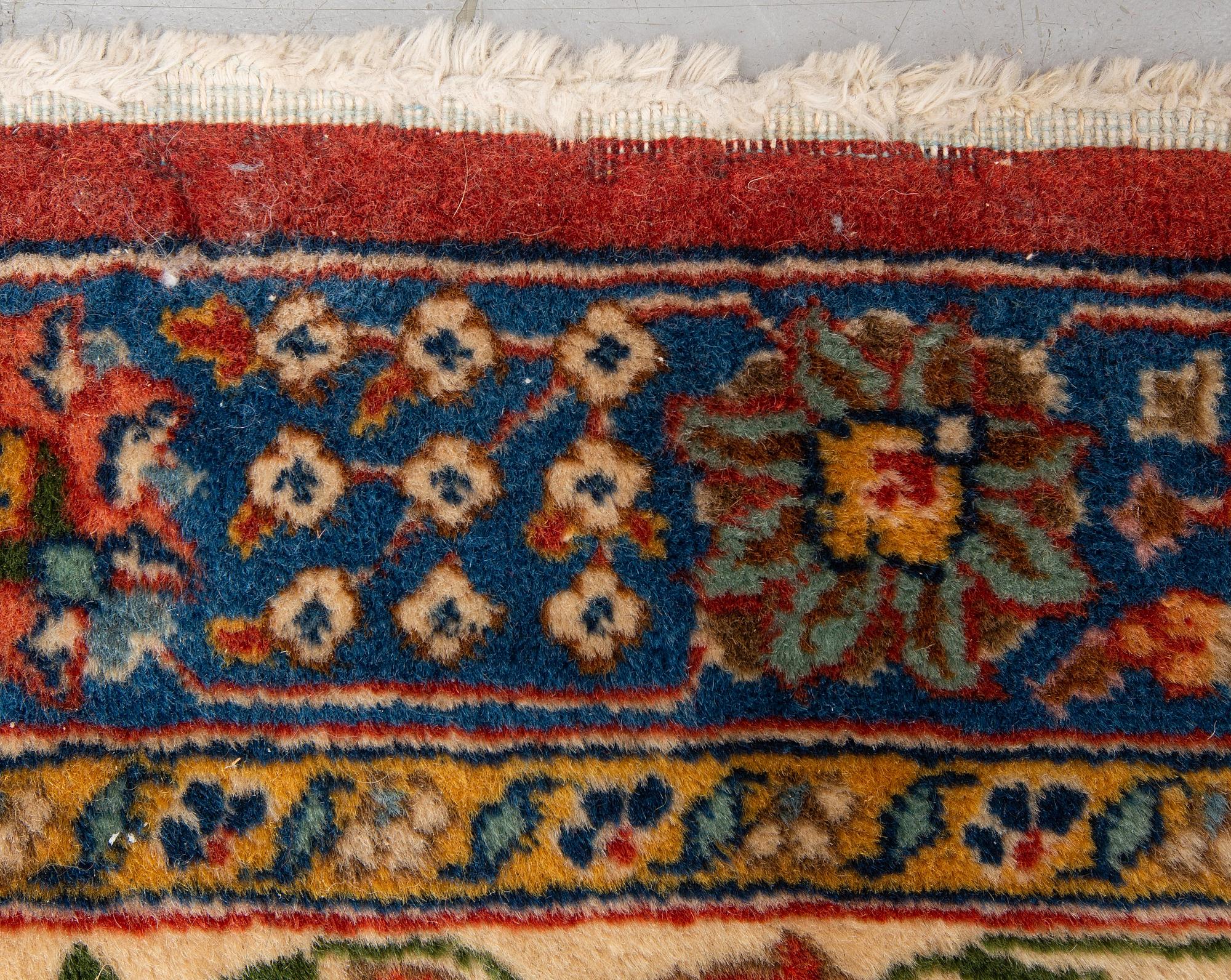 Matta, semiantik Täbris, ca 528-535 x 346,5-352,5 cm, signerad Farhan.