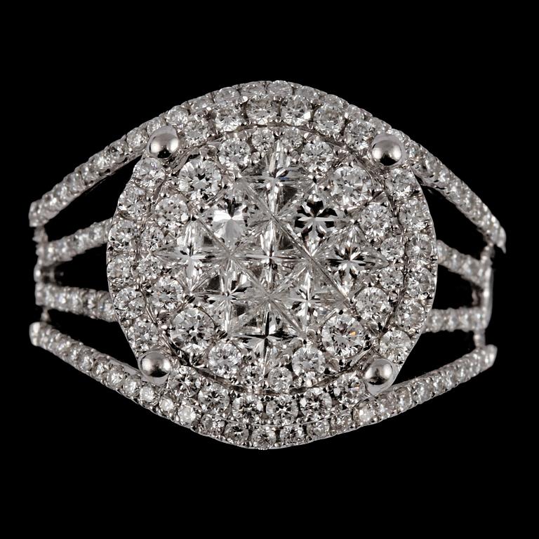 RING, 18k vitguld, med 128 briljantslipade och 9 prinsesslipade diamanter, tot ca 1.31 ct, 2000-tal. Vikt 6 g.