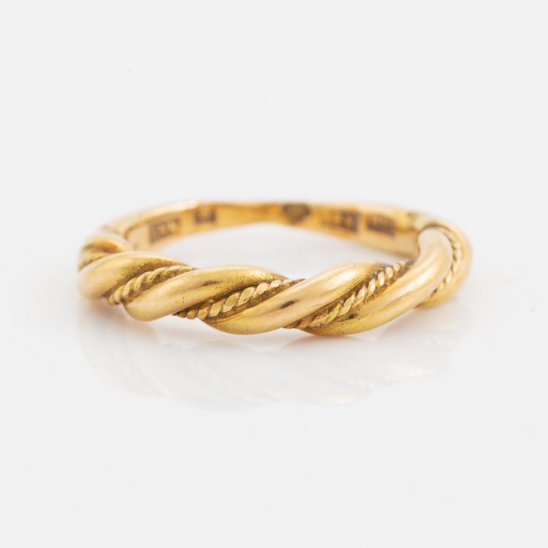 18K gold ring.